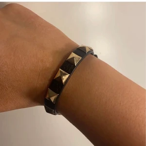 Armband  - Valentiono liknande armvand, helt nytt och säljer pågrund av att jag råkade besätll två✨💕