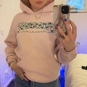 Thrasher hoodie - Säljer min älskade hoodie som jag köpte på en thrasher butik i New York för något år sen. 💞 orginaltrogen priset är 500kr, om fler är intresserade blir det budgivning 