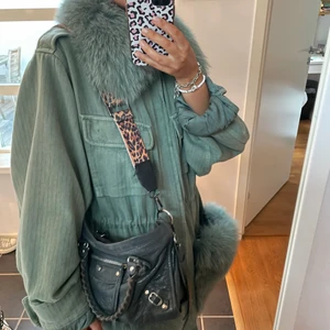 Väskband  - Säljer detta superfina väskband i leopard mönster, perfekt när du vill piffa upp din outfit lite extra! Jättebra skick❤️ nypris 600kr