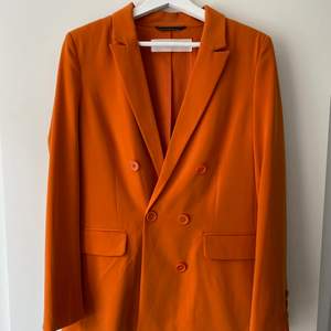 Orange kostymset från InWear. Använd fåtal gånger, alltså som ny! Byxorna är av vidare passform. 