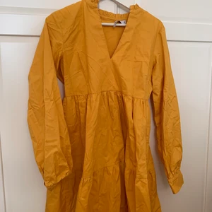 Gul klänning - Superfin klänning från NAKD! Bara fråga om ni vill ha fler bilder. Den är endast använd vid ett tillfälle så den är i super skick💞 samfraktar gärna så kolla mina andra annonser!
