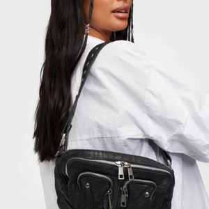 NuNoo Ellie Washed Bag - Nyckick endast andvänd ett fåtal gånger.                                 Inköpt för 1400kr.                                                                       Kan skickas mot fraktkostnad 