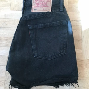Levis shorts  - Levis 501 shorts  Strl: 28  Små i storleken skulle säga att det mer är en 26 Mått i midja ca 68  Pris: 120 + frakt 66