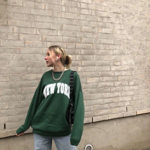 Grön sweatshirt! - Säljer min fina sweatshirt då jag längre inte behöver den! Väldigt skönt material och lite oversized för mig som ofta bär S i tröjor. Denna sweatshirt är stl M. Blir lite nånting efter några tvättar med väldigt lätt att få bort! Märkt med ”NEW YORK” 