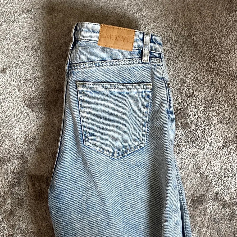 superfina vida jeans från monki i modellen yoko. Köpta för 400 och säljer då de tyvärr börjar bli för små. Jättebra skick! Priset kan diskuteras! Köparen står för frakten!. Jeans & Byxor.