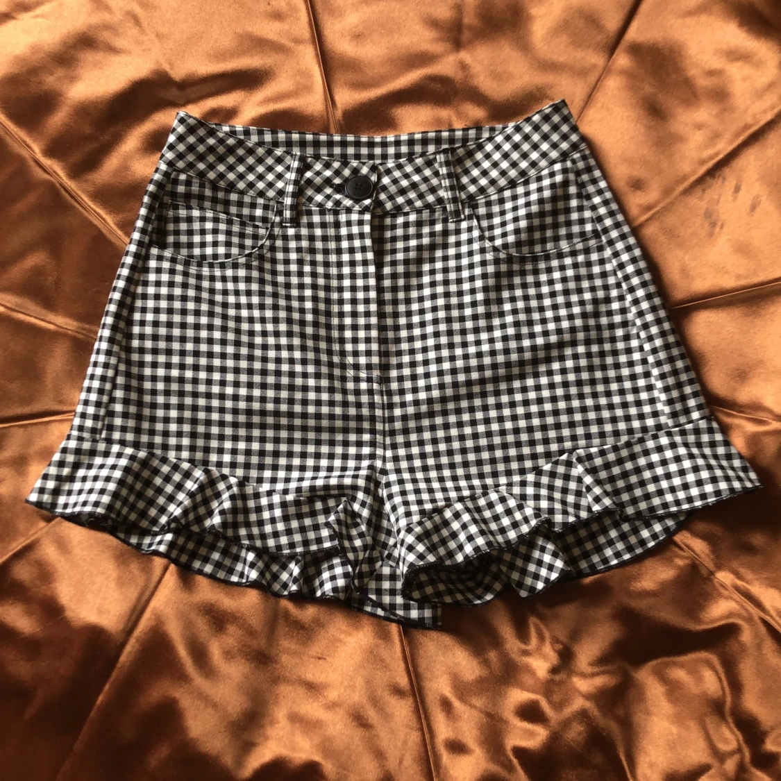 Svart-vit-rutiga shorts med volang - 90