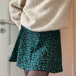 Kjol zara - En så gullig kjol från zara som är knappt använd, köptes i vintras för 300kr. Kjolen har som många andra zara kjolar shorts under men den är inget som syns 