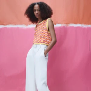 Zara topp, storlek S - Stickad topp i jacquard med blommor, väldigt sommar härlig! Aldrig använd endast provad. 