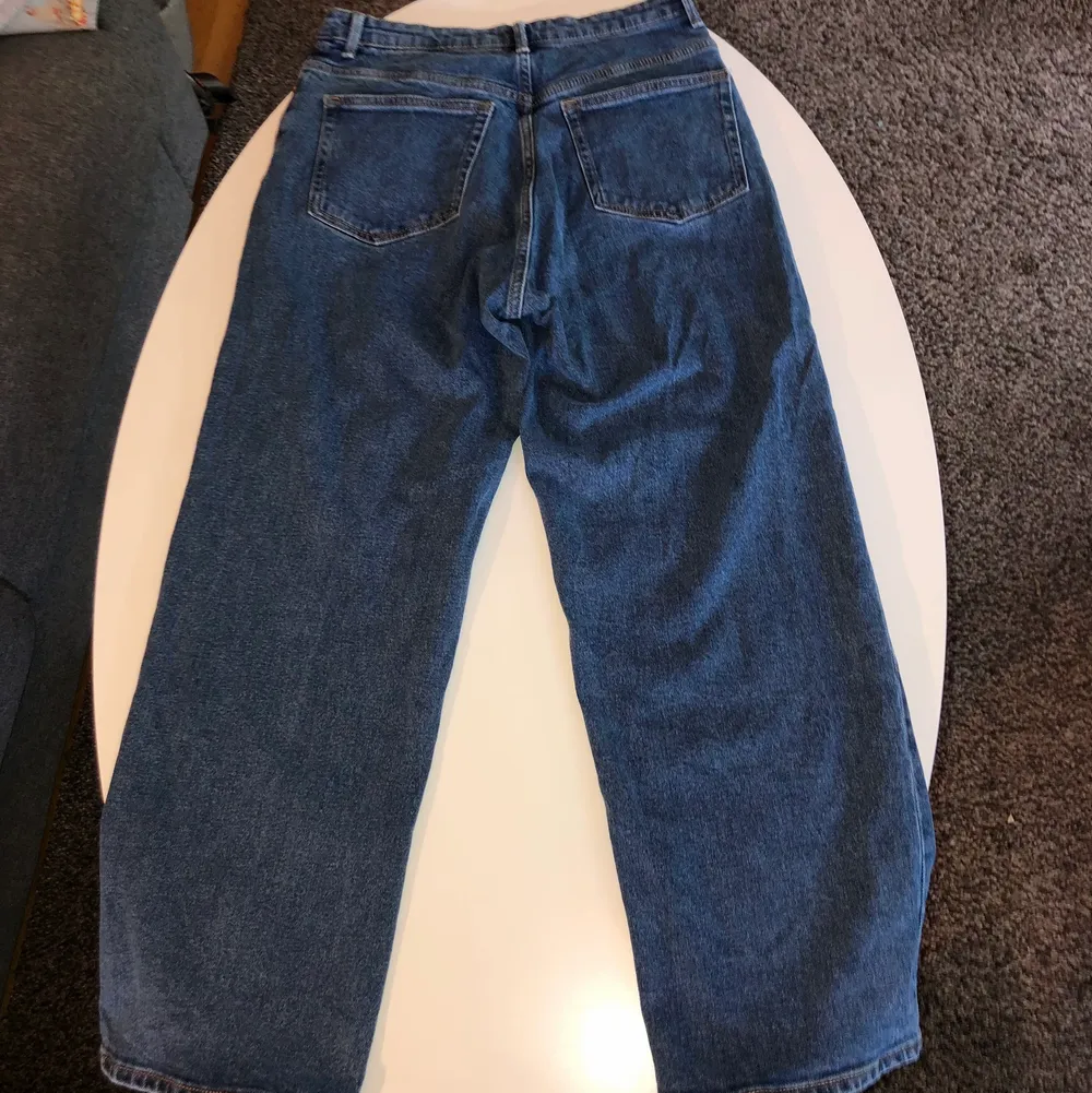 Detta är ett par mörkblåa wide leg jeans från Lindex i storlek 38💙 Dessa jeans är använda 1-4 gånger och är i nyskick då jag bara inte använt dem. Sartpris är 200 kr exklusive frakten som du betalar. Hör av dig vid intresse eller frågor!✨. Jeans & Byxor.