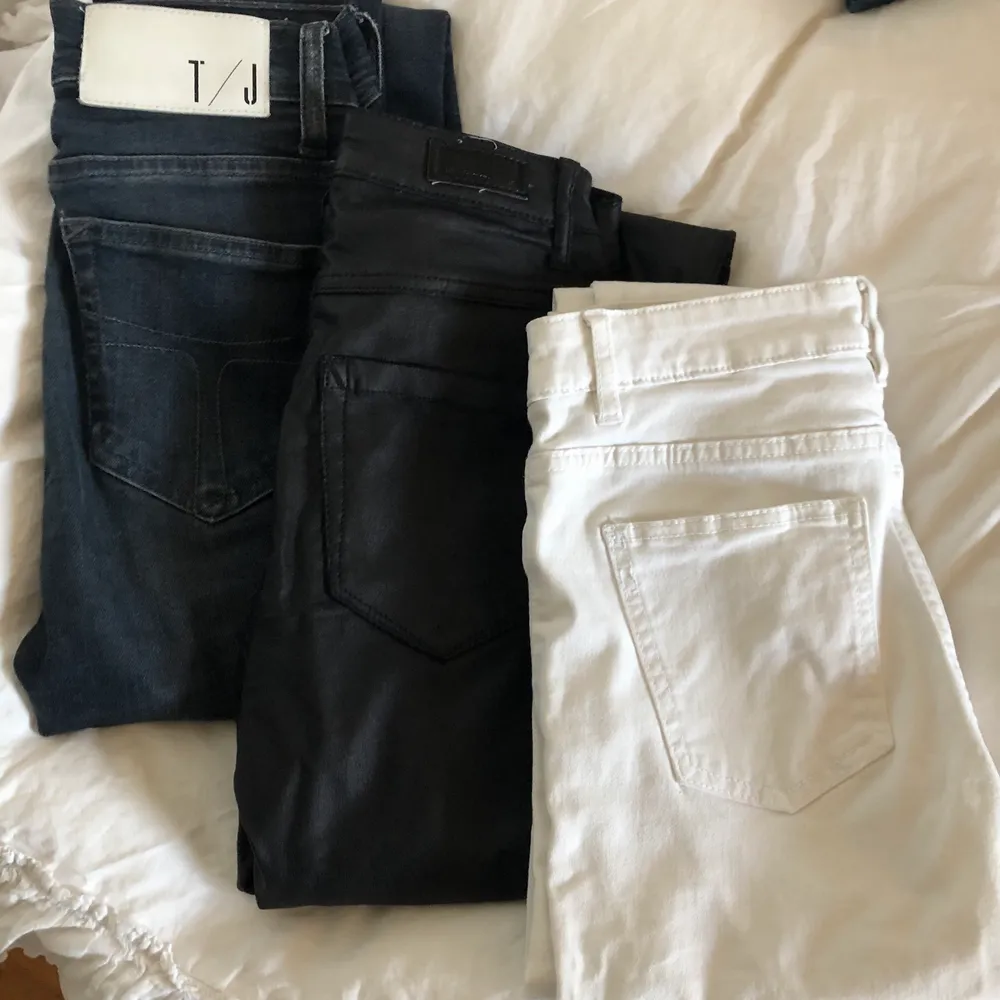 Säljer 5 par jeans. 60kr/st. Skriv mer för bilder och info om storlek och modell. Dem flesta är skinny. (Finns ytterligare ett par Tiger of sweden jeans i ljusare färg!). Jeans & Byxor.