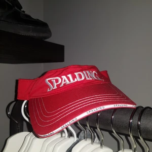Spalding keps - Aldrig använd bra skick. Inga defekter. Frakten är 66kr spårbart eller 22-48 kr med brev ej spårbart. Det står ingen storlek på den och kommer ej ihåg men den passar nog xs-large då man kan ändra storleken med kardborre