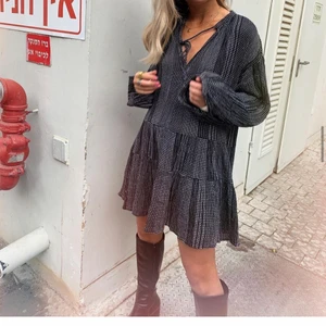 SÖKER KLÄNNING HM - hej söker denna klänning från hm i storlek xs-s skriv jättegärna till mig om du har den och funderar på att sälja💞💞