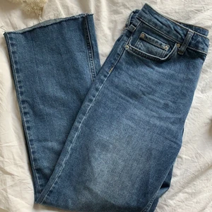 Kick flare jeans  - Blåa kick flair jeans från Gina tricot i storlek 38. 