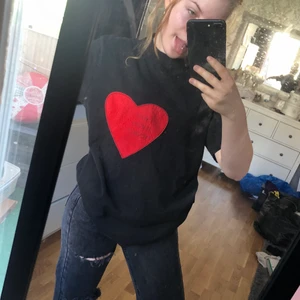 T-shirt  - T-shirt köpt secondhand, tror förra ägaren sytt på hjärtat i storlek s men lite oversize☺️ Frakt: 66kr