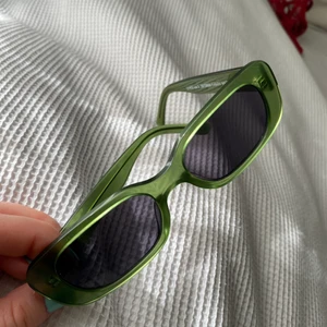 solglasögon från carin wester - Brillor från Carin Wester. Chimiliknande skulle jag säga. Bra skick och inga repor då dom är nästan nya!💚 ordinarie pris 400kr