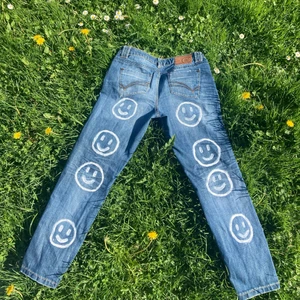 Jeans - Jag och mitt uf- företag säljer nu även dessa handmålade jeans. Dessa är i straight modell. Kolla gärna in våra andra par jeans också🥰💕 Hör av dig vid funderingar och intresse!
