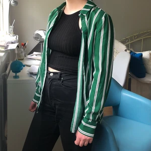 Härlig retro skjorta!  - Mörkgrön skjorta med svarta och vita ränder. Använd två gånger. Är i storlek 36 men passar även en 38/M