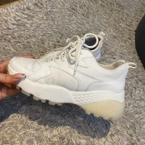 Chunky sneakers  - Vita sneakers i chunky modell från River Island strl 39