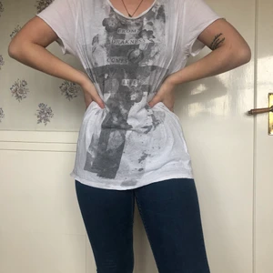 White t shirt  - Wide neck t shirt. Tunnt tyg storlek M. Knappt använd. Bra skick.