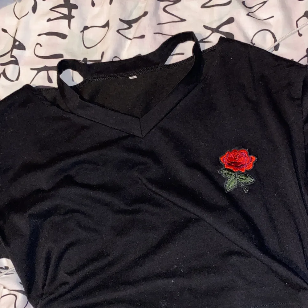 Superfin svart t-shirt med en ros på. 🌹 Den är i bra skick! Köparen står för frakten! 🌸. T-shirts.