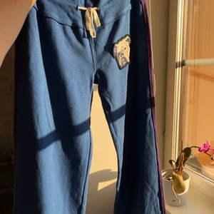 Lågmidjade ralph lauren mjukisbyxor - Ett par skitsnygga lågmidjade Ralph lauren mjukisbyxor som tyvärr inte kom till användning😩 dom har ett bulldog tryck på framsidan och ett skitsnyggt tryck på baksidan där det står R L (Ralph Lauren) 😇😇passar perfekt till sommaren och skulle säga att det passar folk från cirka 160-165 😜 går absolut att pruta 🙏😜