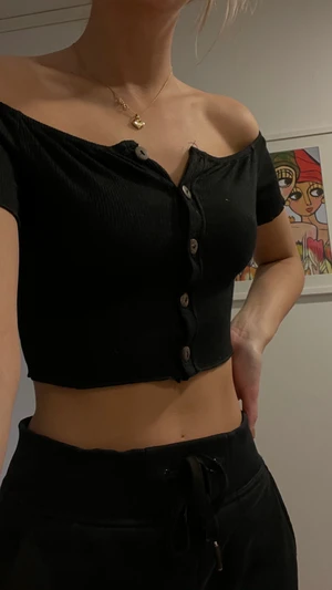 Croptop med knappar - Svart croptop med knappar. Storlek s. 75kr + frakt 