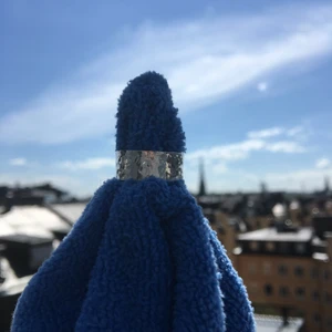925 silver ring. Storlek 17 (53.8) - Ring I sterling silver (även märkt med finstämpel) alltså 92.5% silver med hamrad yta. Jättefin att ha på handen både ensam och med andra ringar.