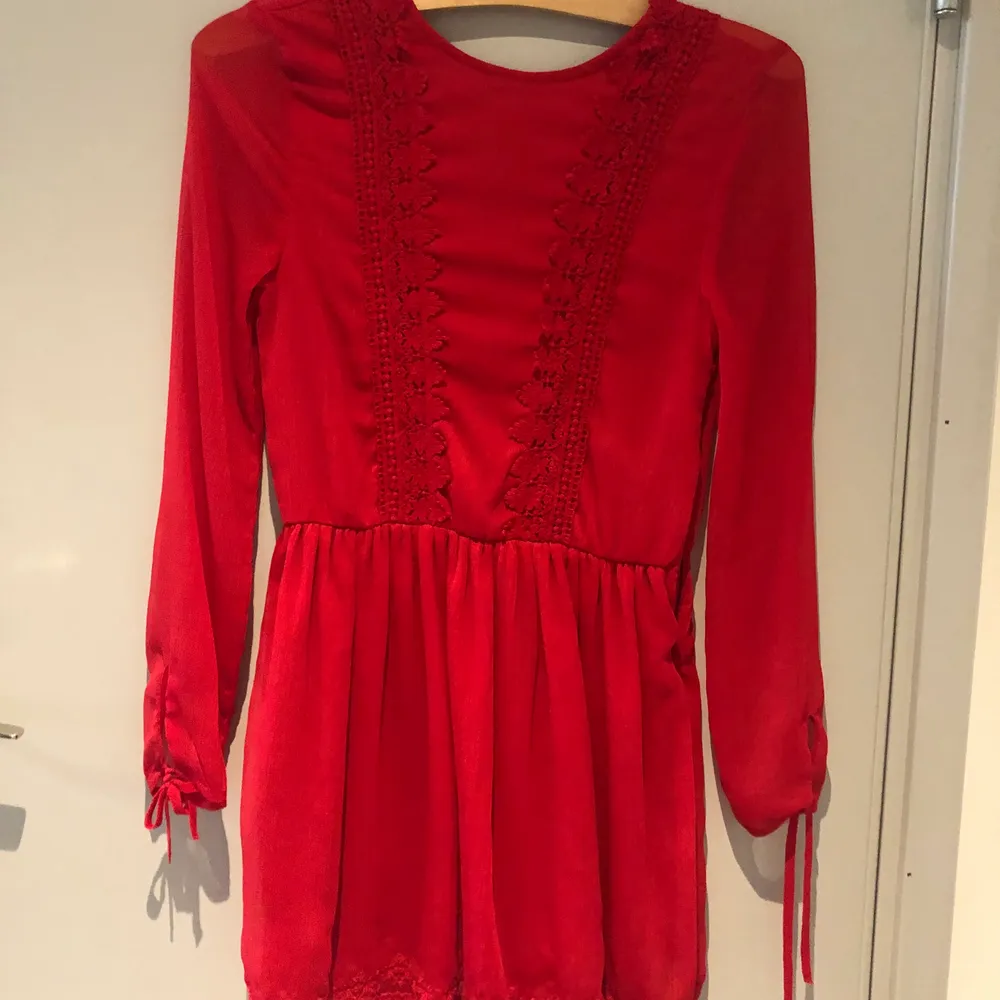 Superfin röd klänning från HM med spetsdetaljer och knytning i ryggen. Använd två gånger. . Klänningar.