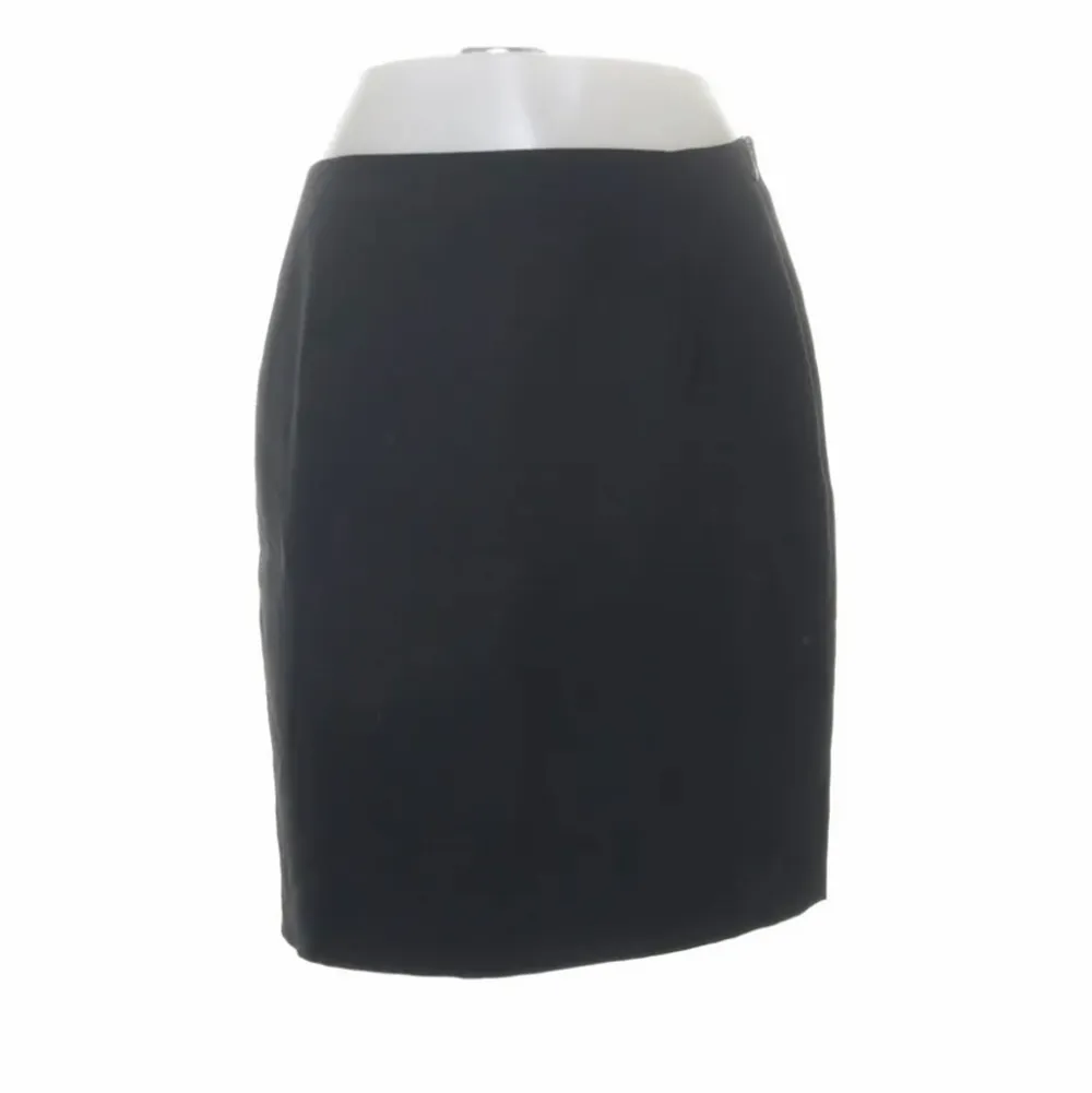 Jättefin svart kjol från Esprit! Jag köpte den på Sellpy men tyvärr var den för tajt i midjan på mig som brukar ha W29 eller storlek 38/40. Snygg passform och längden är en bit över knäna.. Kjolar.