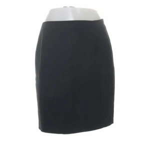 Svart esprit kjol - Jättefin svart kjol från Esprit! Jag köpte den på Sellpy men tyvärr var den för tajt i midjan på mig som brukar ha W29 eller storlek 38/40. Snygg passform och längden är en bit över knäna.