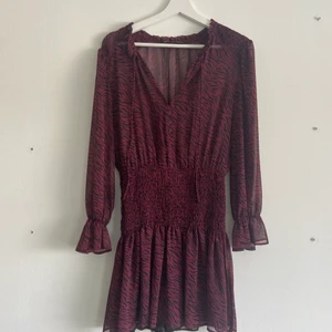 Mönstrad klänning  - Storlek S 