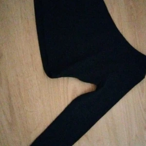 Svart enarmad tröja - En svart enarmad tröja ifrån shein! Säljer som originalpriset pga att den inte använts🖤