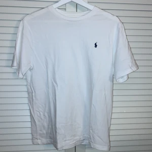 Ralph lauren t-shirt  - Vit Ralph lauren t-shirt aldrig använd, lite skrynklig för att den legat i garderoben ett tag, köpte den för typ 1 år sen på kidsbrandstore, skicka gärna ett meddelande vid intresse☺️