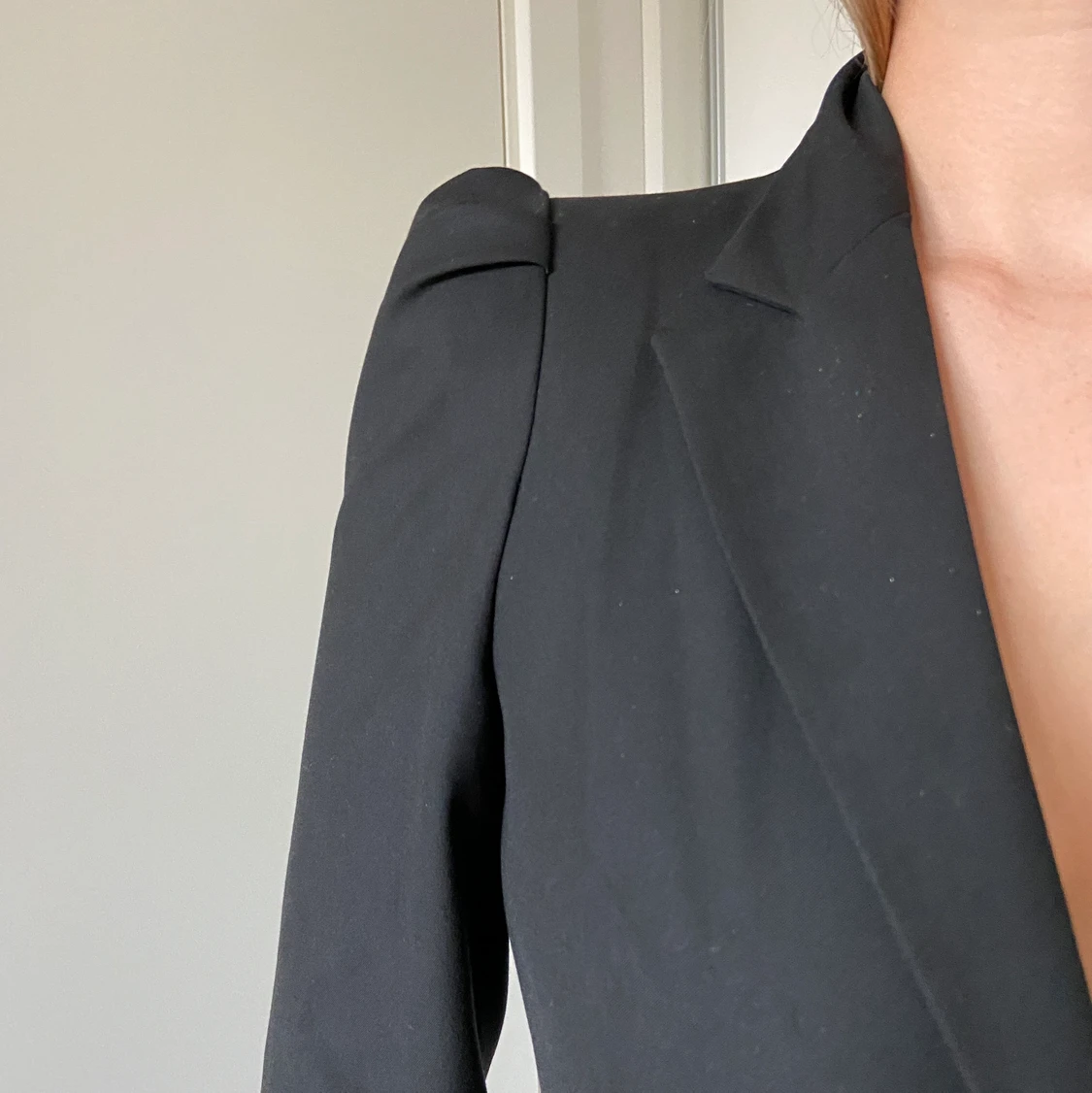 Svart kavaj, Zara. Axeldetalj. - 91