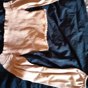 Ljusrosa offsholder tröja💗  - En ljusrosa tröja, ser dock blekare ut i kameran. Skriv för fler och bättre bilder om det behövs 👍