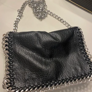 Tiamo väska  - Snygg väska köpt på scorett, väldigt rymlig                                 Frakt tillkommer