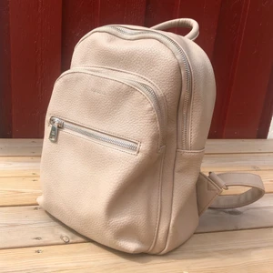 Don Donna Ryggsäck - Söt o praktisk beige ryggsäck från Don Donna 🌞✨ 