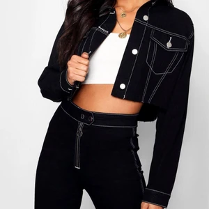 BOOHOO TALL svart jeansjacka - Snygg slutsåld svart kroppad jeansjacka från BOOHOO i storlek 38 med kontrassömmar och ”slitningar” nedtill. Min jacka har lite fler ”slitningar” än på första bilen, med dessa går att klippa bort. Jag personligen bär normalt XS och är kort och jackan passar bra på mig, bara att jag får vika upp ärmarna. Så jag tror den passar de flesta.