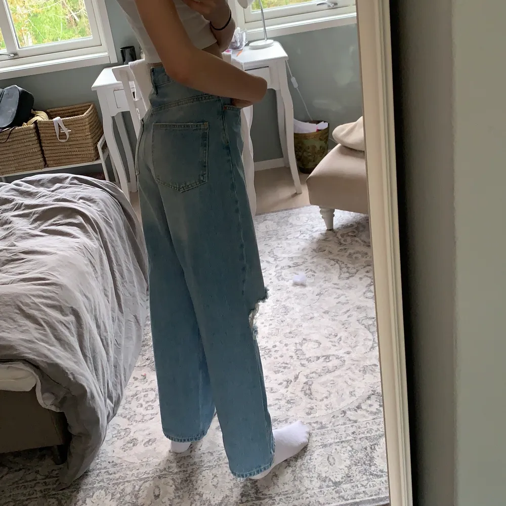 ett par asos boyfriend jeans med hål i som jag aldrig använt, storlek 14/34. jag är 171 och köparen står för frakten🤍🤍. Farkut & Housut.