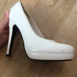 Klackar 👠  - Jätte fina klackar från din sko de är lite smutsig men det går säkert bort frakten ingår.