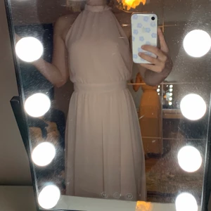 Ljus rosa lång klänning  - Jättesöt långklänning som jag hade på en skolavslutning (endast använd en gång) ! 