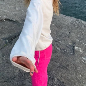 Weekday jeans - Säljer nu mina jättefina rosa slutsålda weekday jeans. Dem är storleken w26 L30💖💖🐯 endast använda max 2 gånger. Tar emot förslag på pris