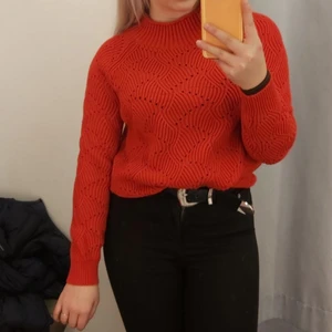 Stickad tröja - Julröd mönsterstickad tröja med krage. Storlek XS men bred i passform och skulle mer säga att det är en M. Använder inte så mycket färg längre så därför kan den få en ny ägare istället. Har även samma tröja i mörklila och storlek M i original, skulle säga mer än L