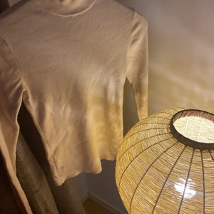 Vit tröja - Super fin vit tröja med lite högre krage ! Inga fläckar eller hål. Knappt använd. Kom privat för bilder på💕