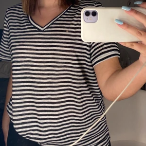 Randig T-shirt - Skit snygg T-shirt som inte kommer till användning längre, nyskick, köpt för 249kr. Storlek M men oversized.