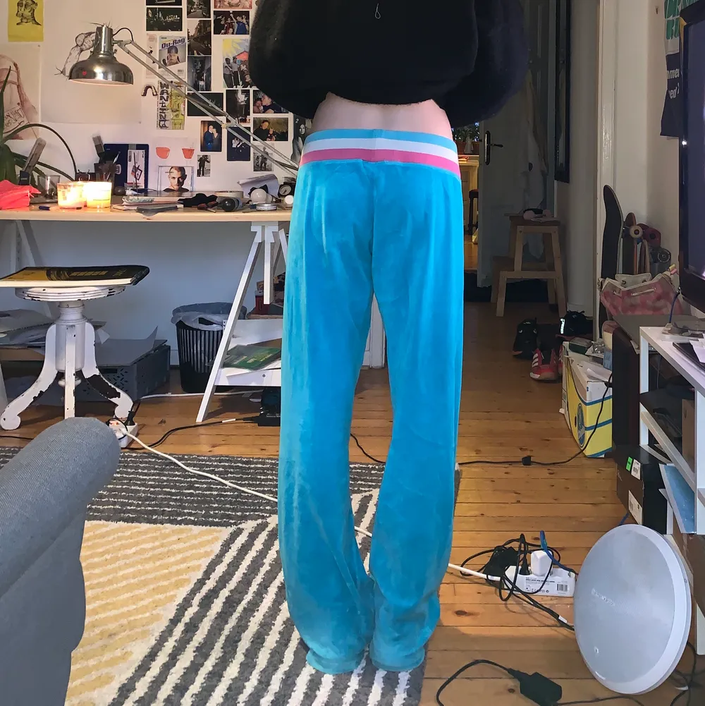 Jätte söta blåa juicy couture velour byxor. Strl M och ganska långa (visas på en xs). Bootcut så dom lägger sig snyggt över skorna. Jag är 168 för referns dom går i marken på mig men tycker själv att det är snyggt. Möts i gbg eller frakt 💖 . Jeans & Byxor.