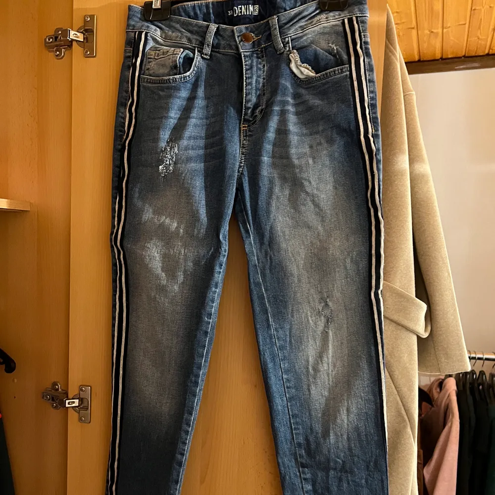 Blåa jeans med detaljer storlek 36, 100kr + frakt. Jeans & Byxor.