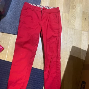Röd  - Konstym byxor skit sköna att jag ha på sig till jobb o allt annat har bara använt 1 gng 