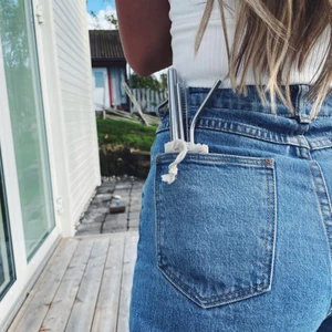 Superrör  - Är du också trött på papperssugrören? Vi är ett UF företag som säljer sugrör i rostfritt stål!💛 Dem kommer i ett 3-pack inklusive diskborste och medföljande påse.✨ Endast 49 kr!💛✨