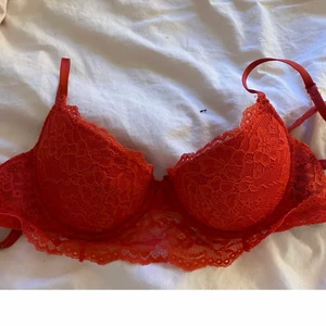 Brallet - Säljer min super fina och bekväma brallet/bh eftersom att den tyvärr har blivit alldeles för liten. Jag har knappt använt den och de få gånger jag användt den så använde jag den såklart sparsamts! Super fint skick utan bågra fläckar eller defekter. 